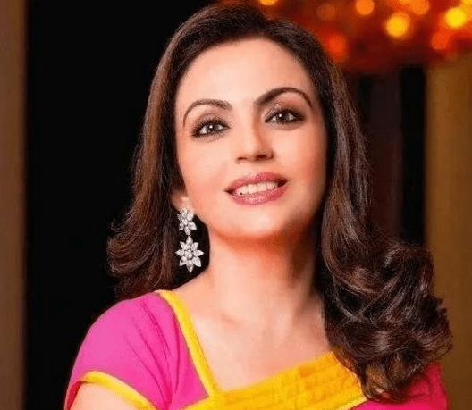 富婆妮塔:首富丈夫爱她如潮水,跟女儿在一起如同姐妹花_克什·安巴尼