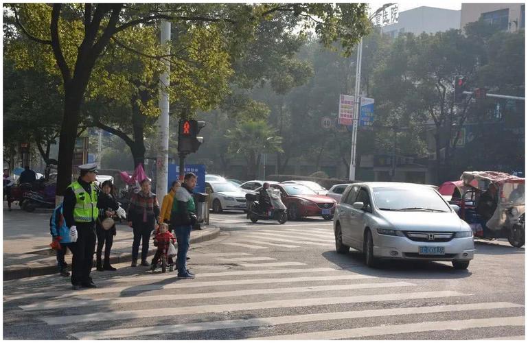 为啥司机在等红灯时会一直踩着刹车内行人老司机的基本操作