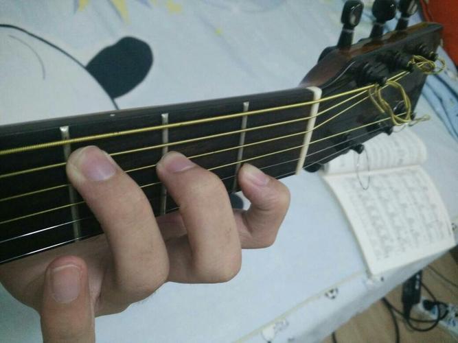 关于吉他,c和弦应该怎么弹