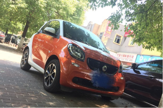 同事买一辆迷你奔驰汽车外观娇小男的开真是很骚气