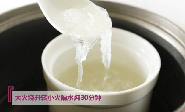 大火烧开转小火隔水炖30分钟,燕窝表面呈现少量泡沫,有点沸腾