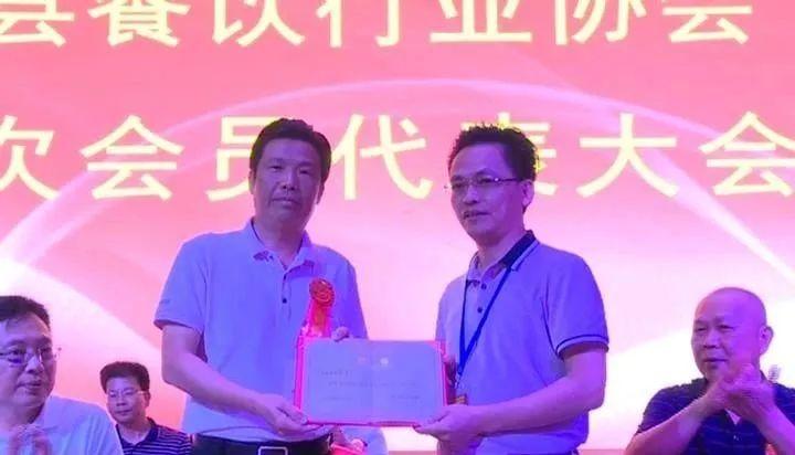 梁玉辉对丰顺县餐饮行业协会的成立表示祝贺.
