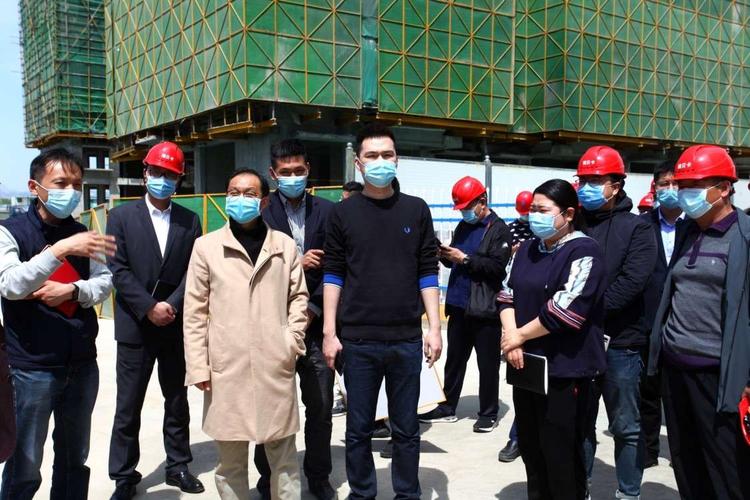 瑞贝卡房地产公司董事长陆振盈,总经理郑文基带领公司高管和技术人员
