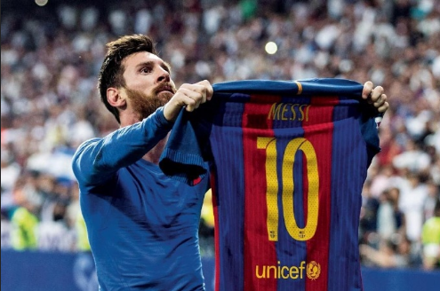 西甲巴萨罗那梅西完成了西甲进球数破400的纪录