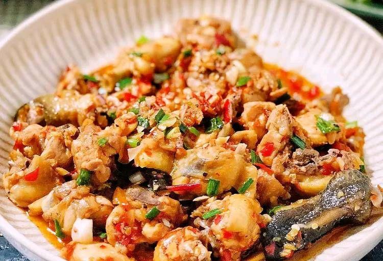 蒜蓉剁椒小炒鸡,杏鲍菇焖五花肉,高压锅烧鸡腿的做法