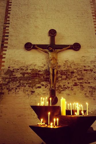 点上一支蜡烛,祈祷上帝保佑!