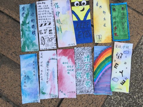 这是我们做好的书签,书签上有一些标语,口号还有提醒,是不是丰富多彩