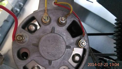 请问15v1800w的发电机可以给12v的蓄电池充电吗