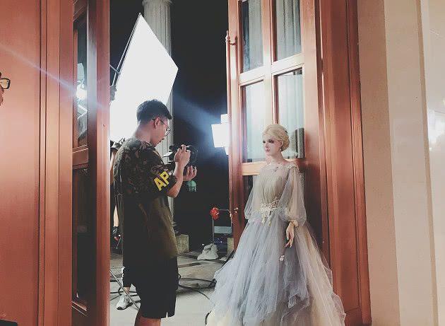 迪丽拉脱掉十斤重的芭比裙,看到她穿便服的样子,网友:凡人