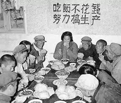而进入大跃进,人民公社后,口粮就由公社,生产队掌管了."大食堂"大锅饭