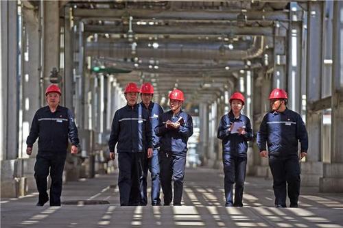 抚顺石化石油二厂的技术工人.杨青 摄