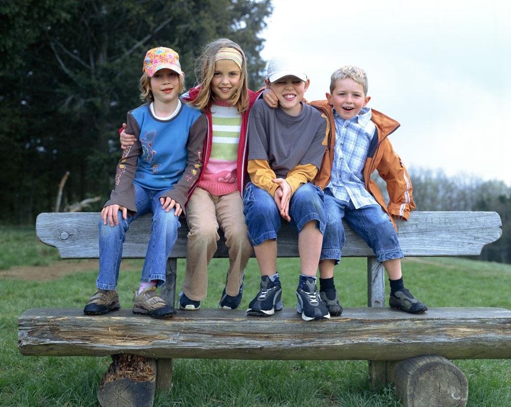 坐在椅子上的儿童模板下载,户外儿童,户外活动,外国儿童,可爱,小孩儿