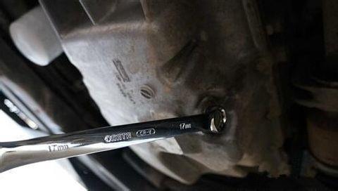 五菱之光怎么自己加机油五菱之光机油加注口