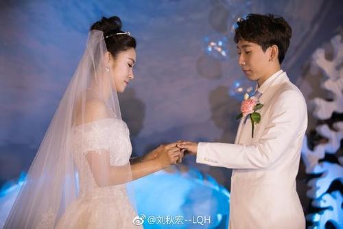22岁韩天宇与30岁妻子刘秋宏婚半年后现身,传怀孕7月却不见孕肚