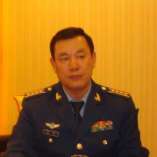 曾任作战股参谋,股长等职,后官拜空军北空雷达处处长!