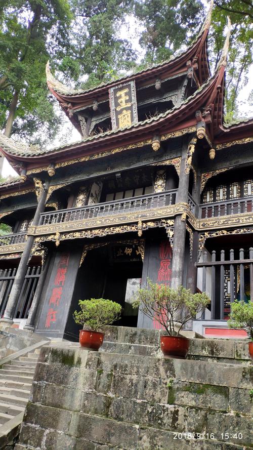 这两个牌楼之间,南面有一排店铺,北面就是二王庙的庙门.