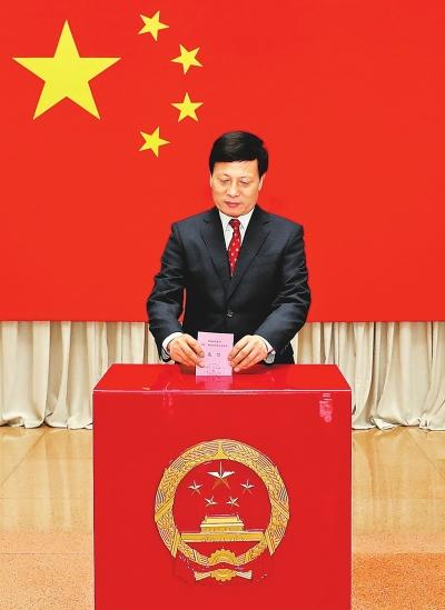 郑州市金水区省委社区联合选区省委机关投票站参加区人大代表选举投票