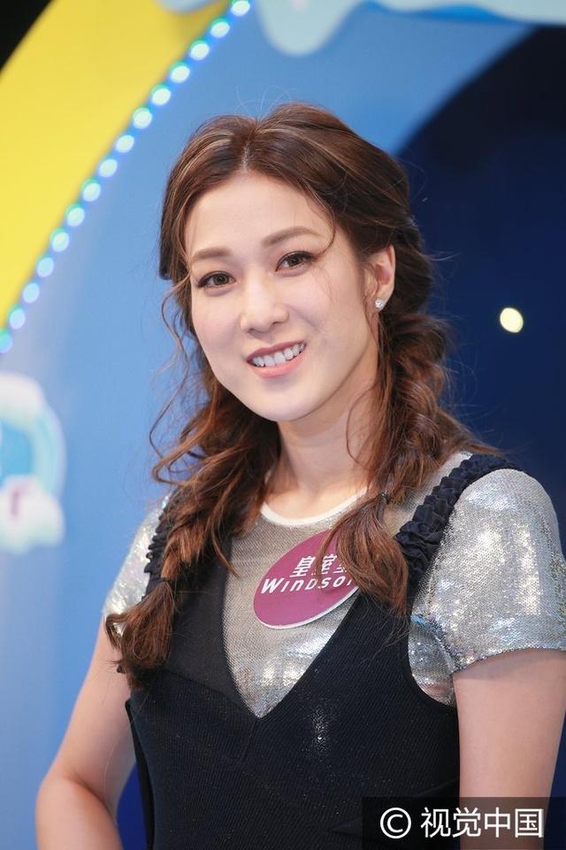 2017年03月26日,香港,钟嘉欣回港出席商场活动,她演出了两首歌曲,感谢