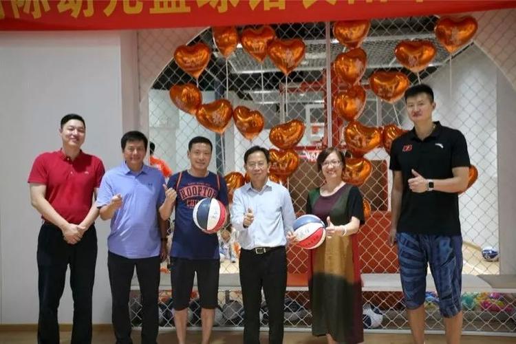 叶庆晖(右数第3位); 原cba东莞新世纪,青岛双星球员 李一丁 (右数第1