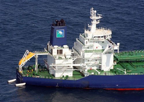 美军拍下沙特油轮船主向海盗空降赎金照片(图)