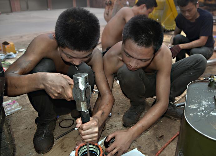 赤膊小子维修忙