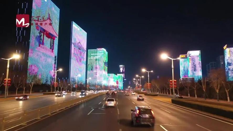 部分楼体通过绚丽多彩的灯光勾勒出荷花等形象,展现出泉城独特的历史