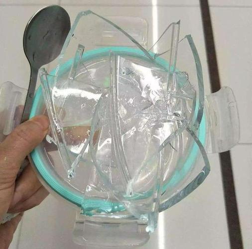 硅硼酸玻璃: 硼硅酸盐玻璃是一种通过改变玻璃成分,有效降低玻璃的