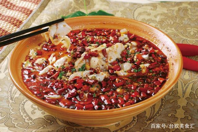 经典川菜水煮鱼做法,保持鱼片鲜嫩的技巧,激发香辣的重要步骤