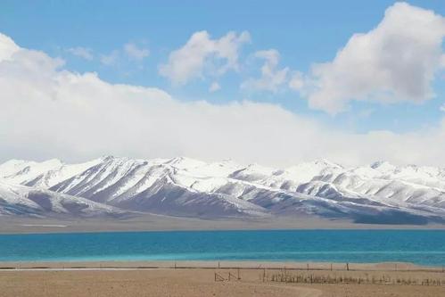 湖水清澈,与四周雪山相映,风景秀丽. 纳木错