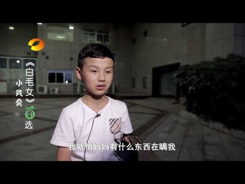 因为家庭原因,妈妈当时重病,李正康有些拘谨和内向.