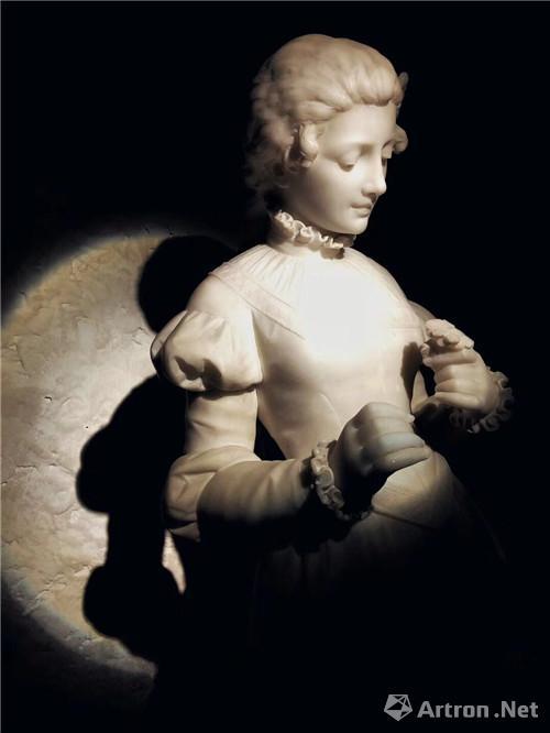 白色卡雷拉大理石雕塑《少女与花朵》艺术家斐迪南多•维奇创作于