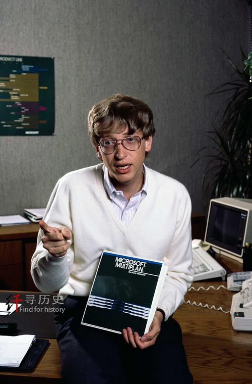 1/ 12 1984年,威廉·亨利·盖茨三世(简称比尔·盖茨)在干什么?
