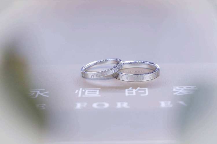 钻戒与爱情的经典句子 朋友圈晒钻戒的说说