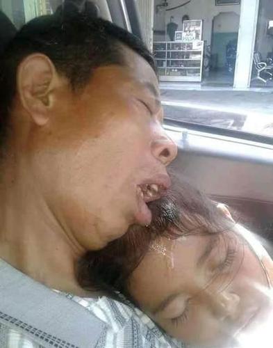 老兄,你这不是睡觉流哈喇子啊!我看你这是做梦啃猪头