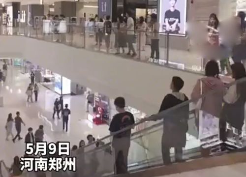 突然河南郑州一男子在商场内坠楼当场死亡
