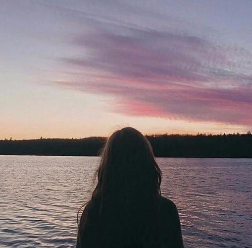 女生头像意境背影黄昏海边