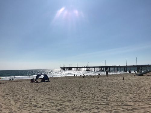 威尼斯海滩的水和沙滩要比santamonica的干净许多有人数量也少很多大