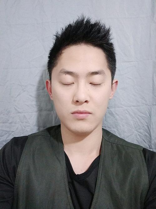 20岁平贺小豪的照片.   墨绿朴素马甲与黑色的内衣.