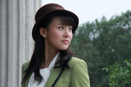 由贾青,徐僧主演的红色革命大戏《神枪》近日在北京杀青,剧中贾青为了