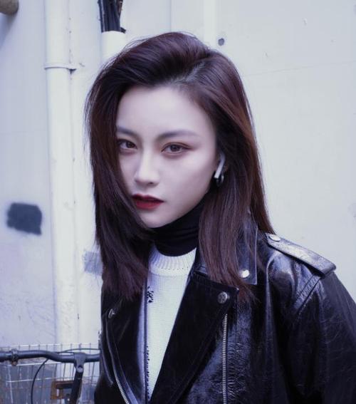难怪《唐人街探案3》kiko一直都是齐刘海,当看到她中分后:一秒