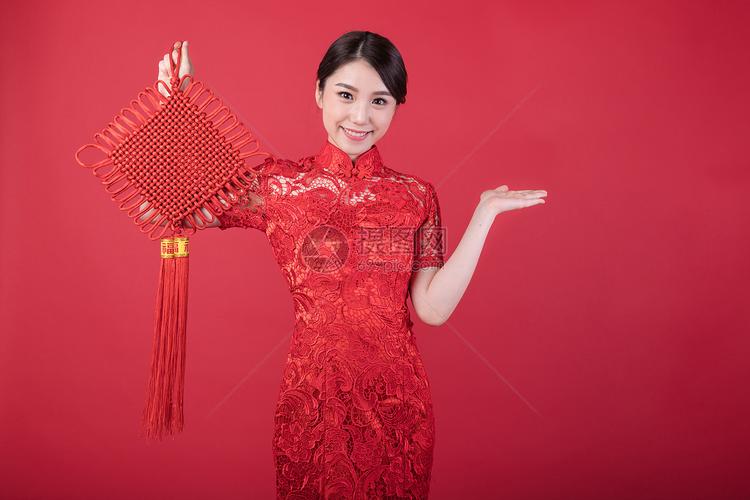 春节手拿中国结的美女