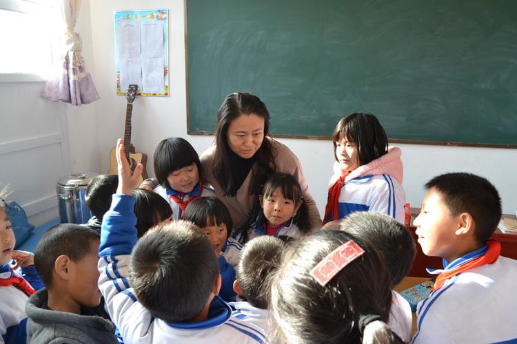 秀兰集团董事长郝海玲看望秀兰希望小学师生