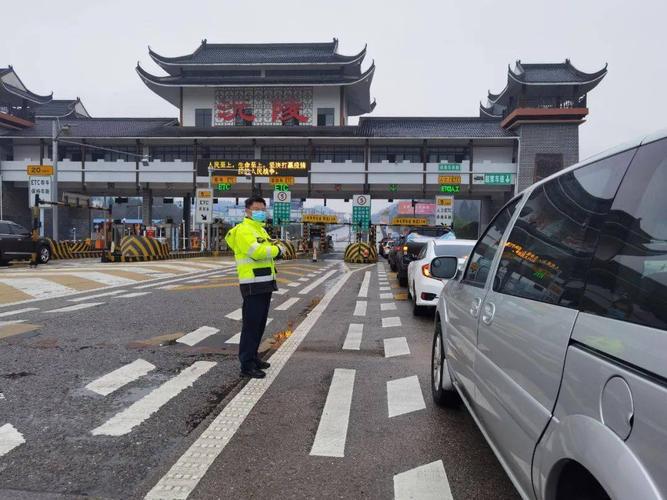 九岁女儿喊话收费站爸爸:我想跟您预约明年的年夜饭!