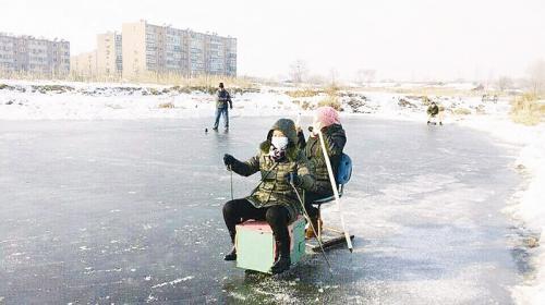 鞍山:老汉自建滑冰场 供居民冬日娱乐(图)