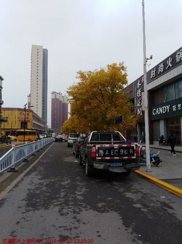 章丘区明水办事处山泉南路与百脉泉西街交叉口西侧道路两侧存在车辆乱