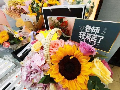 所有的学生家长都在早早计划一件事:给老师送什么礼物?