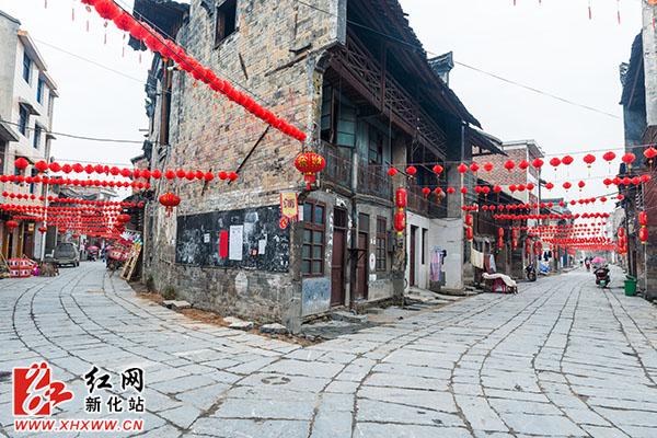 新化向东街:大红灯笼高高挂