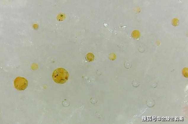 也可以说是定窑白瓷的巅峰期的作品,釉质细腻滋润,釉中含有大量未融