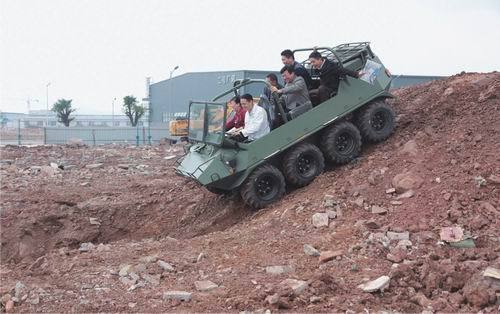 供应商体验某型轻型全地形车