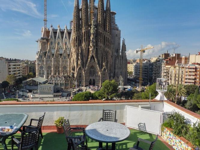 where to stay near barcelona"s sagrada familia
